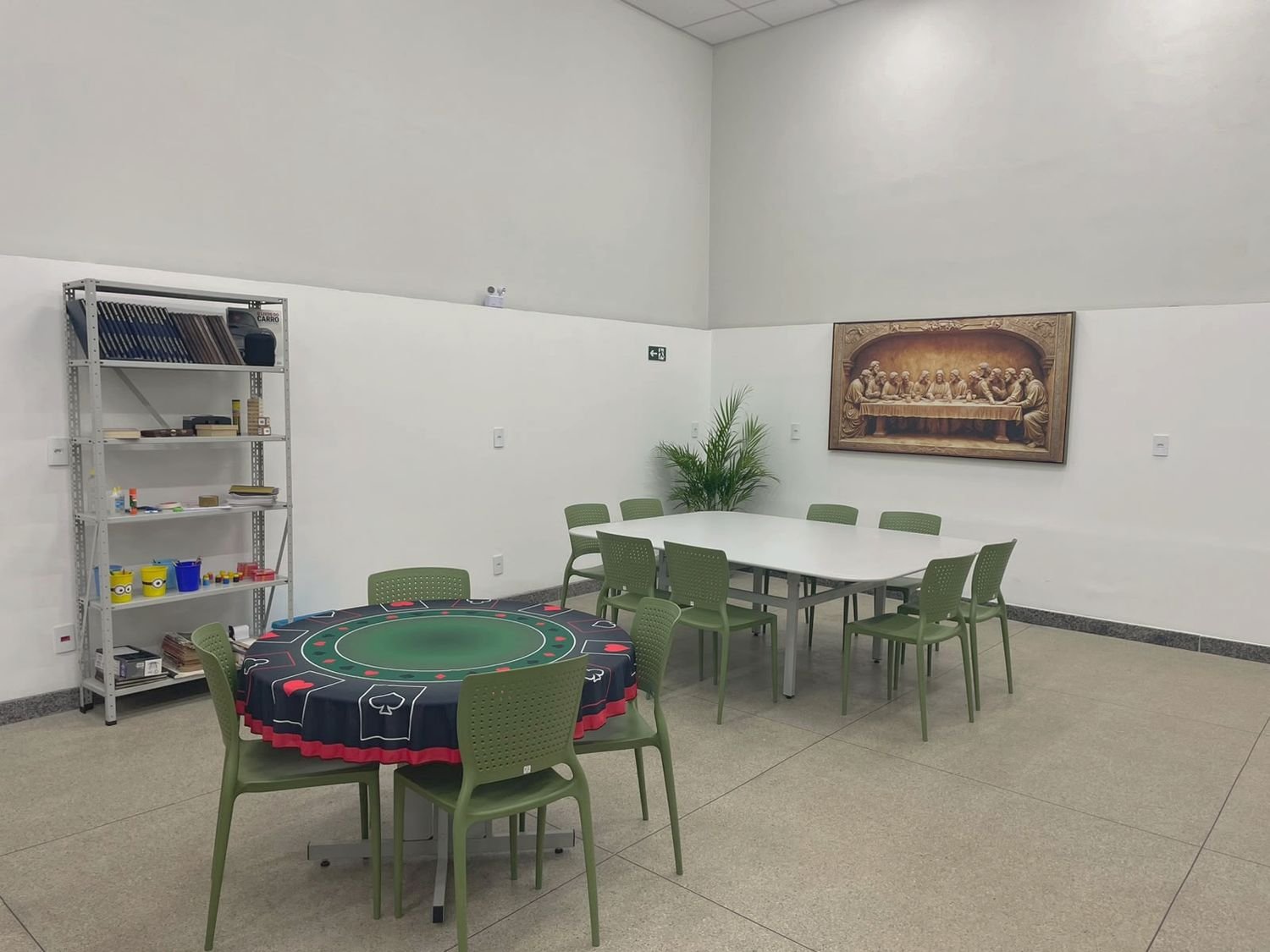 Sala de convivência com mesa de jogos e refeições