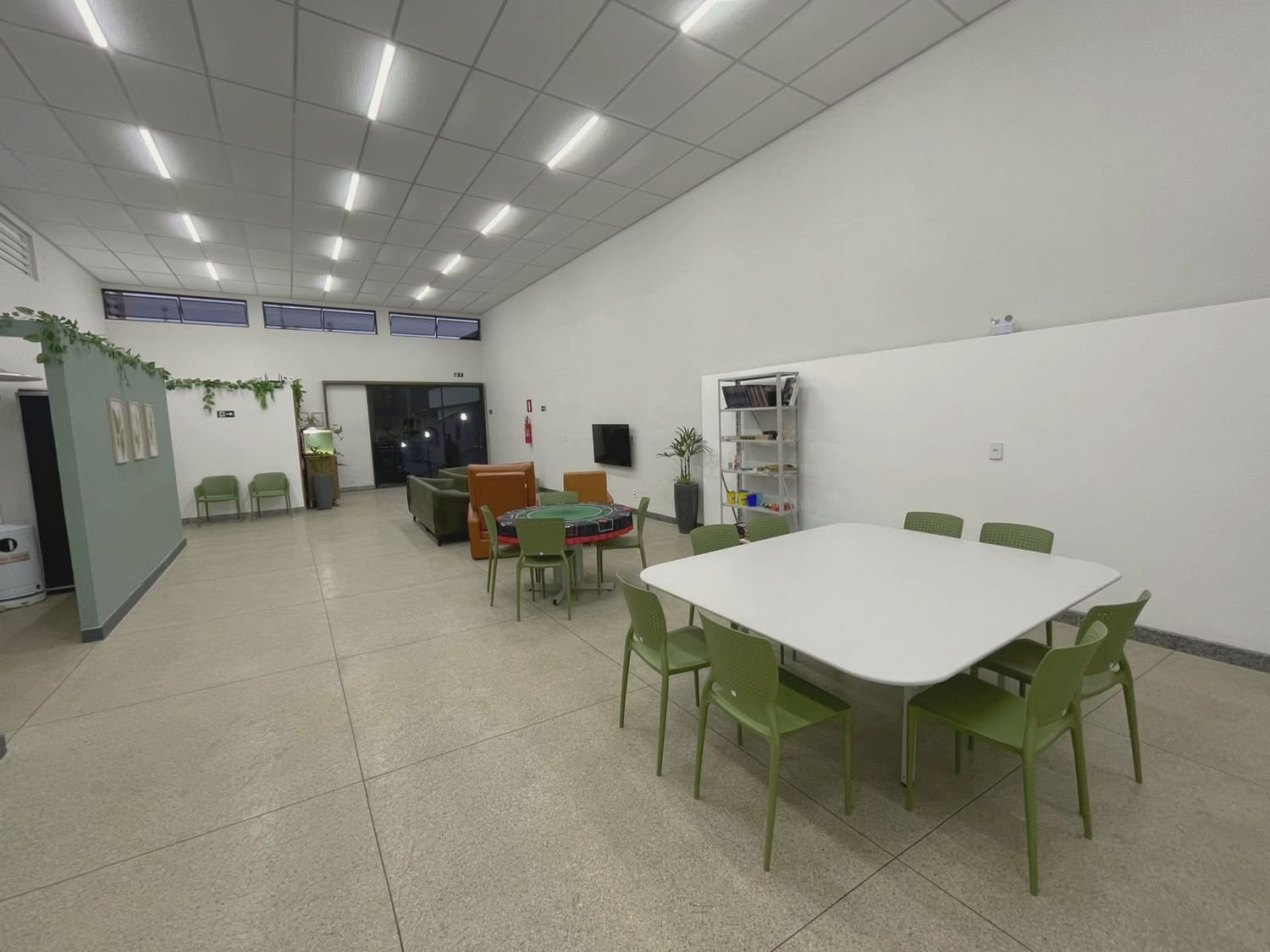 Salão de convivência amplo e iluminado da Agrega